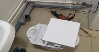 Установка напольного унитаза в Пензе: монтаж под ключ от СантехДомПнз от 5109 рублей.